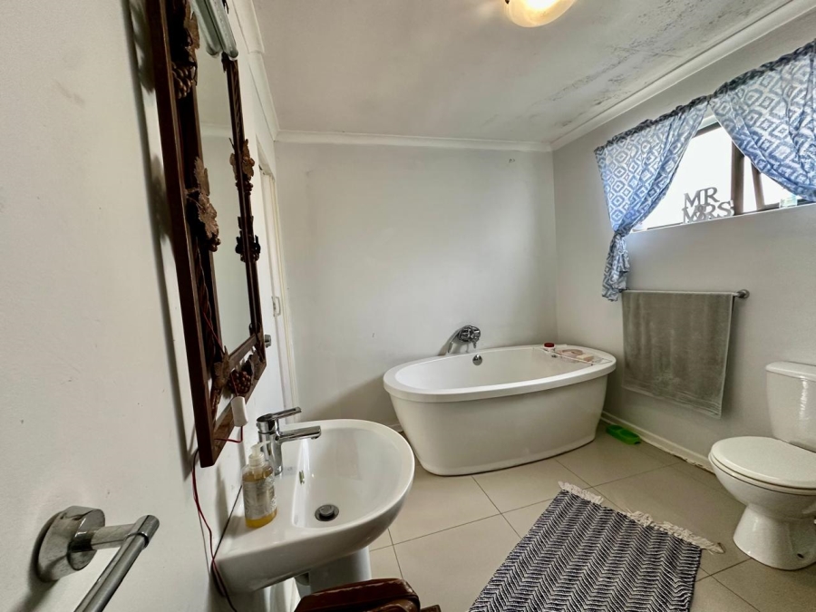 5 Bedroom Property for Sale in Loucharmante Western Cape